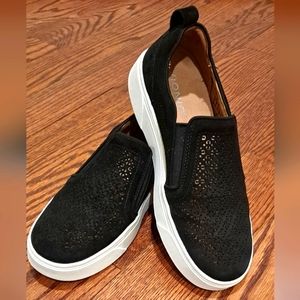 Vionic Women's Kimmie Perf Suede Sneaker Black Size 6.5